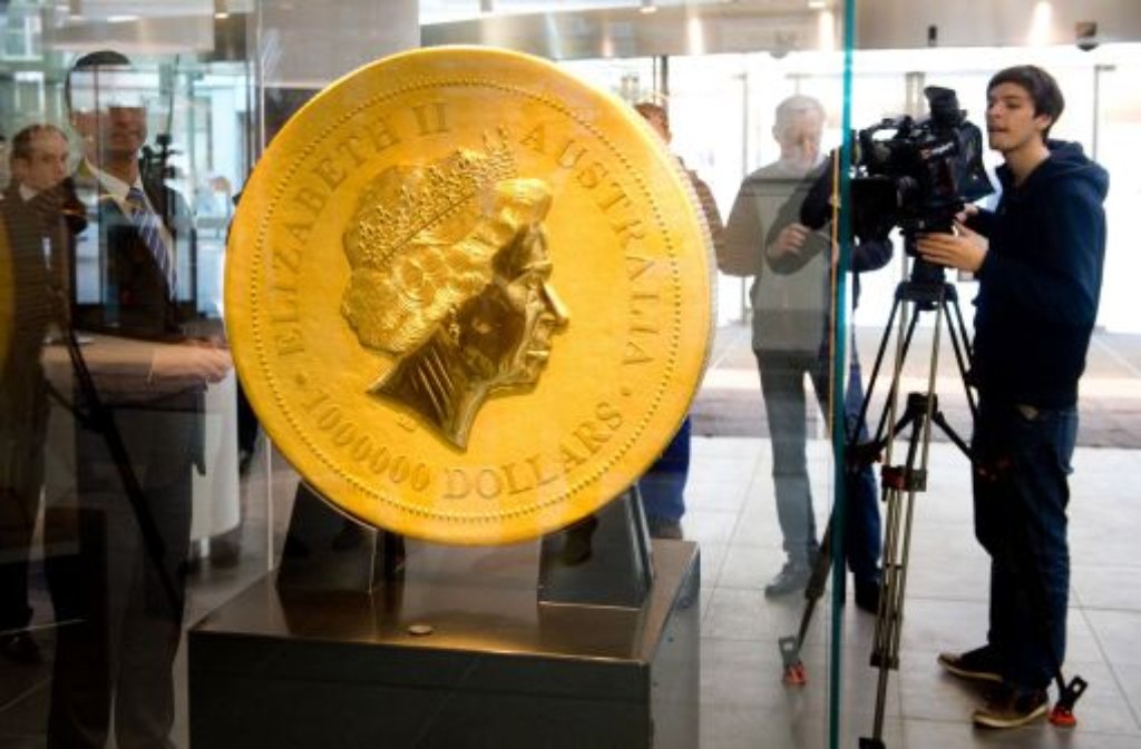 80 Zentimeter im Durchmesser und 12 Zentimeter dick, gut eine Tonne schwer und rund 30 Millionen Euro wert - das ist die größte Goldmünze der Welt, die seit Mittwoch im Rahmen ihrer Europatournee in der BW Bank in Stuttgart zu sehen ist.