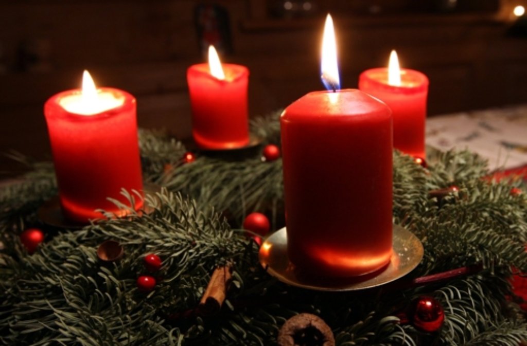 9. Licht und KerzenLicht beeinflusst das Wohlbefinden des Menschen. In der Weihnachtszeit greifen Menschen besonders gern auf Kerzen zurück – vor allem auf dem Adventskranz und am Tannenbaum. Denn Kerzen symbolisieren auch Christus, der die Welt erleuchtet hat. Sie haben eine dementsprechend lange Tradition. Richtig populär geworden sind Weihnachtskerzen im 19. Jahrhundert, nachdem man neben den teuren Wachskerzen auch preiswertere Paraffinkerzen kaufen konnte. Und das Schöne: Kerzenlicht sorgt für eine gemütlich-heimelige, romantische Stimmung – irgendwie passt das nach wie vor besser zur Weihnachtszeit als elektrisch-sterile Lichterketten.