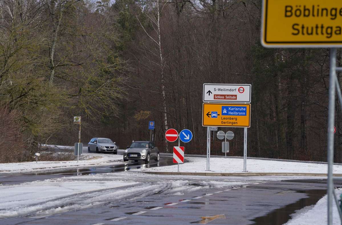Autofahrer haben auf der Wildparkstraße winterliche Bedingungen.