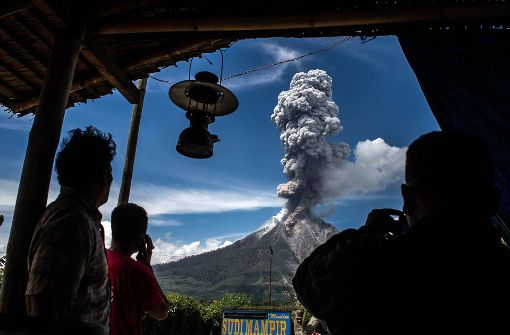 Der Sinabung-Vulkan auf der indonesischen Insel Sumatra spuckte im Februar 2017 Rauch und Asche. Foto:  