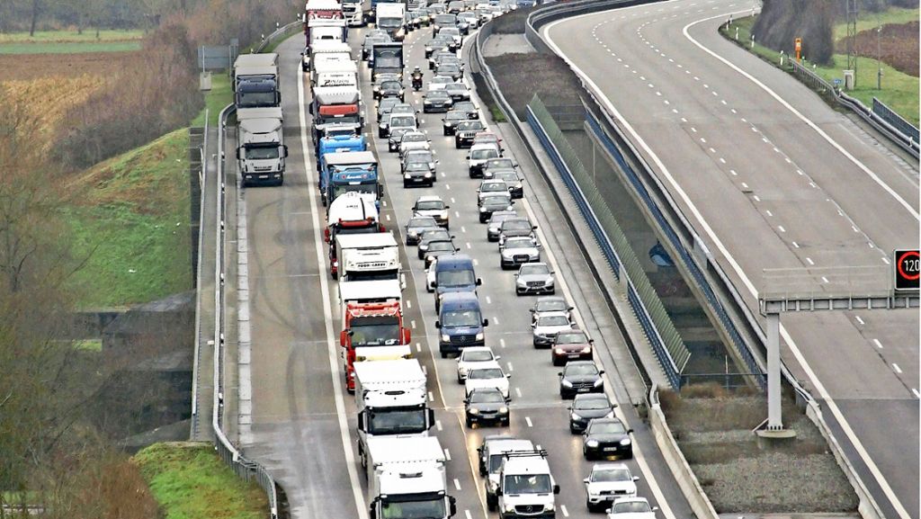 Nach Unfall auf der A 81 bei Ludwigsburg: Autobahn-Stau: Bis zu drei Stunden Verzögerung