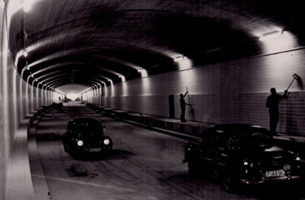 1957 richten Bauarbeiter den Wagenburg-Tunnel für seine neue Bestimmunng her: Noch im Zweiten Weltkrieg galt er vielen Menschen als Zufluchtsort vor den alliierten Luftangriffen. Weitere historische Aufnahmen zu der Geschichte des Luftschutzes und dem Wagenburg-Tunnel sehen Sie in der folgenden Fotostrecke.