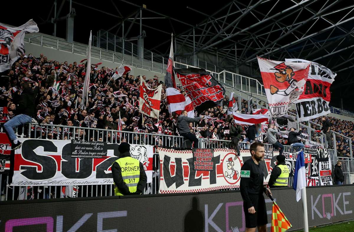 Die mitgereisten VfB-Fans unterstützten ihre Mannschaft, ...