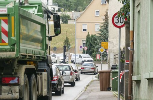 Mehr als 20 000 Autos und Lastwagen fahren pro Tag durch Kirchheim – teils sehr eng an der Wohnbebauung vorbei. Foto: factum/Simon Granville