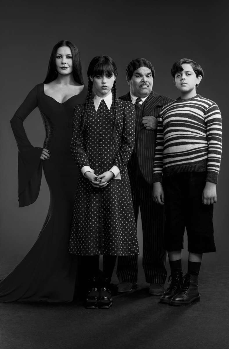 Die Addams Family ist zurück: Catherine Zeta-Jones als Morticia Adams, Jenna Ortega als Wednesday Addams, Luis Guzmán as Gomez Addams und Issac Ordonez as Pugsley Addams (von links)