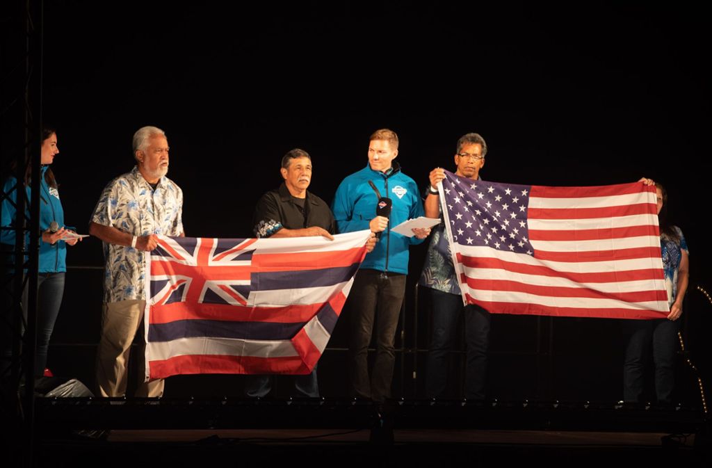 Das Team aus Hawaii mit zwei Nationalflaggen