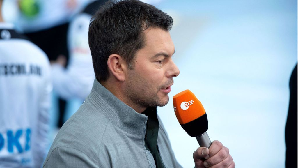 Handball-EM: Kuriose Szene: ZDF-Moderator Yorck Polus wird von Ball getroffen