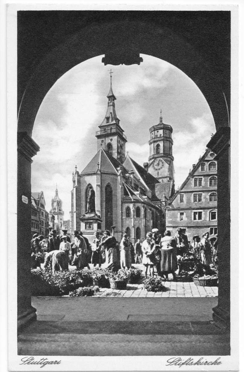 Dieses undatierte Bild hat uns Leser Friedeman Gros aus Stuttgart-Plieningen geschickt. Es zeigt den Schillerplatz mit Schillerdenkmal samt Säulen. Dahinter die Stiftskirche und der Fruchtkasten.