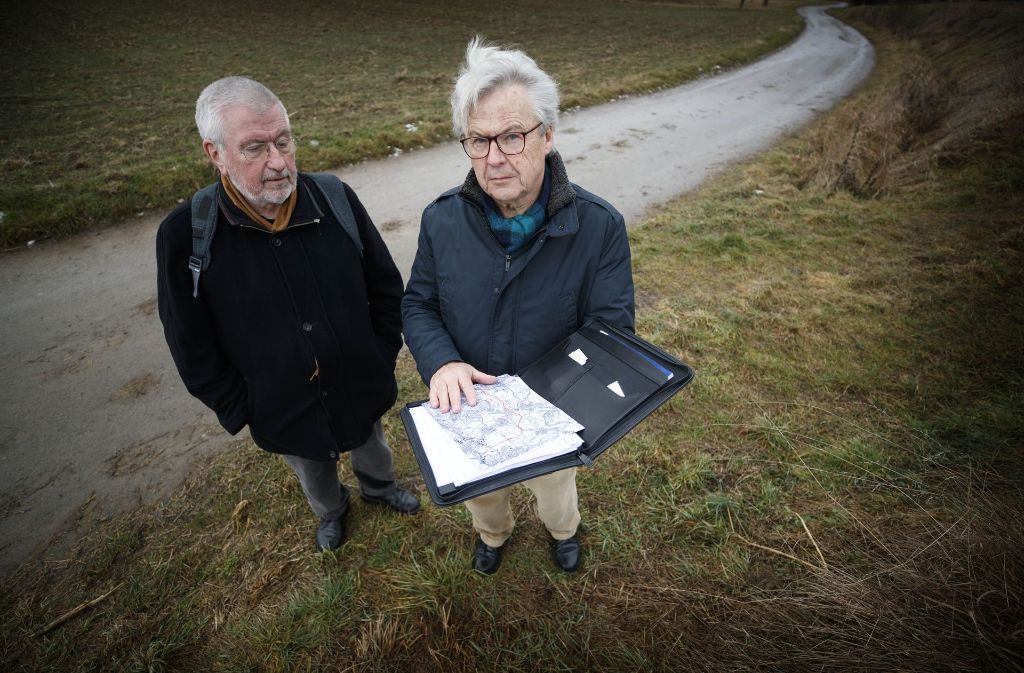 Dieter Schreiner (rechts) und Otto Sudrow aus Remseck werben für das Projekt eines Nord-Ost-Rings zwischen Kornwestheim und Fellbach.