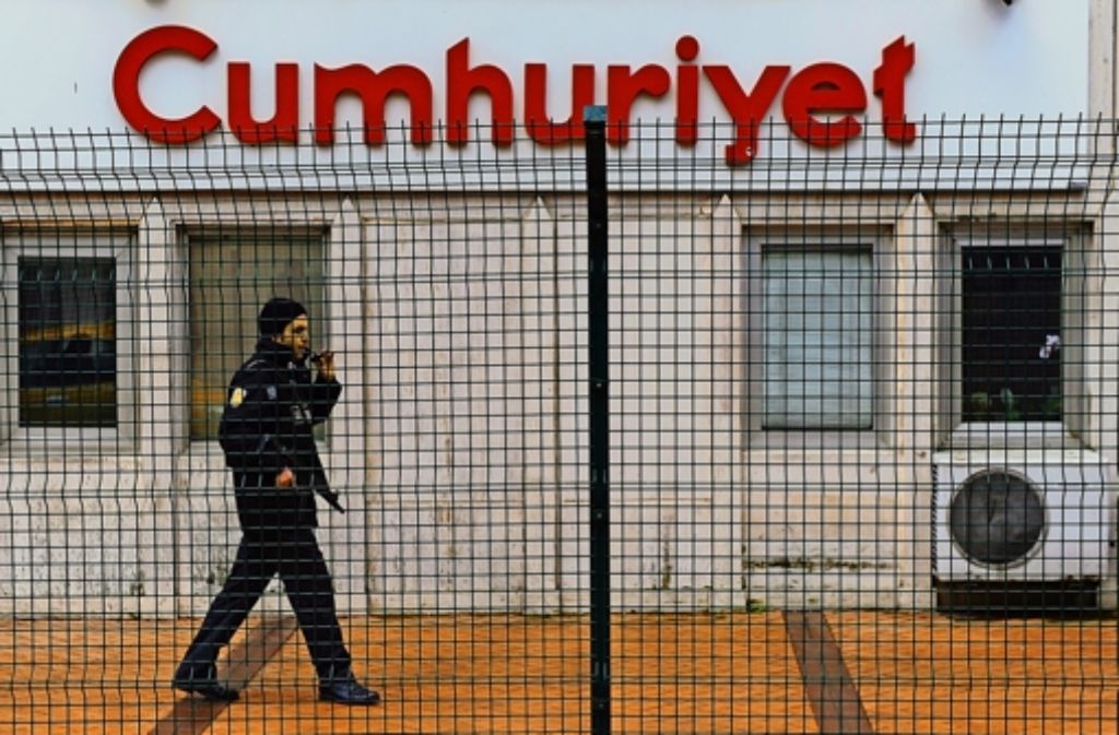 Absperrungen der Satire wegen: ein  Polizist bewacht das Redaktionsgebäude der Istanbuler Tageszeitung „Cumhuriyet“. Foto: AFP