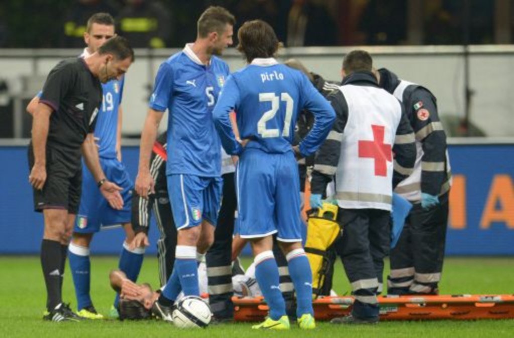 Ein Foto aus dem Länderspiel, in dem sich Sami Khedira schwer am rechten Knie verletzt hat.