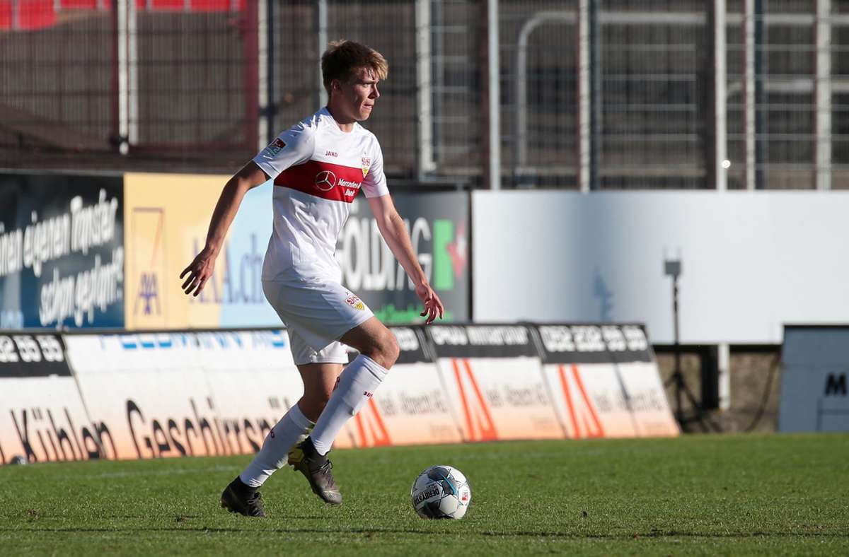 Luca Mack (Abwehr, 20 Jahre, Vertrag bis Juni 2022) – der vielseitige Youngster wartet noch auf seinen ersten Profieinsatz. Beim Club setzt man auf den Nachwuchsmann, der sich als Führungsspieler über die zweite Mannschaft für weitere Aufgaben empfohlen hat. Tendenz: Mack bleibt beim VfB Stuttgart.