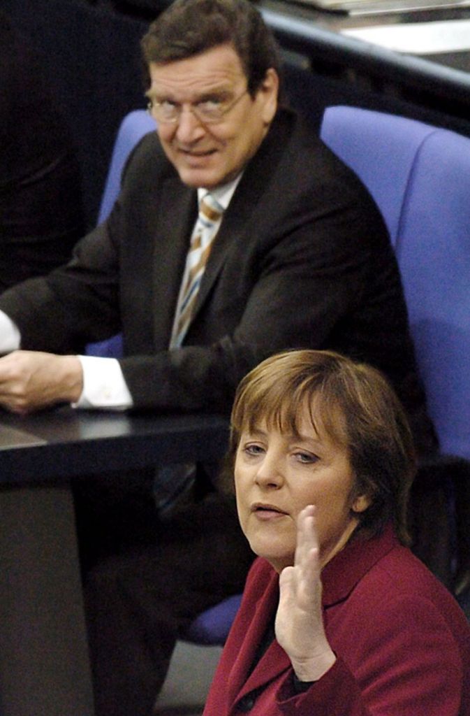 Die CDU-Parteivorsitzende reagiert auf die zuvor abgegebene Regierungserklärung von Bundeskanzler Gerhard Schröder, SPD, (l.) zur Agenda 2010. Merkel setzt Veränderungen an der „Agenda 2010“ durch.