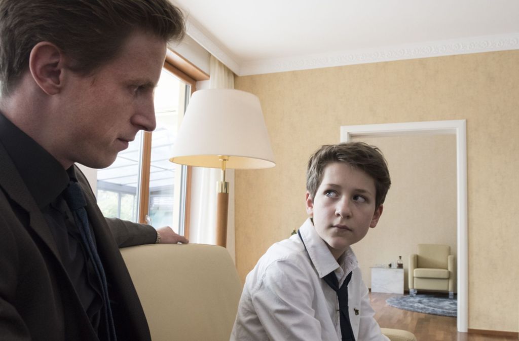 Der zwölfjährige Felix Voss sieht zu seinem strengen, leistungsorientierten Stiefvater auf.