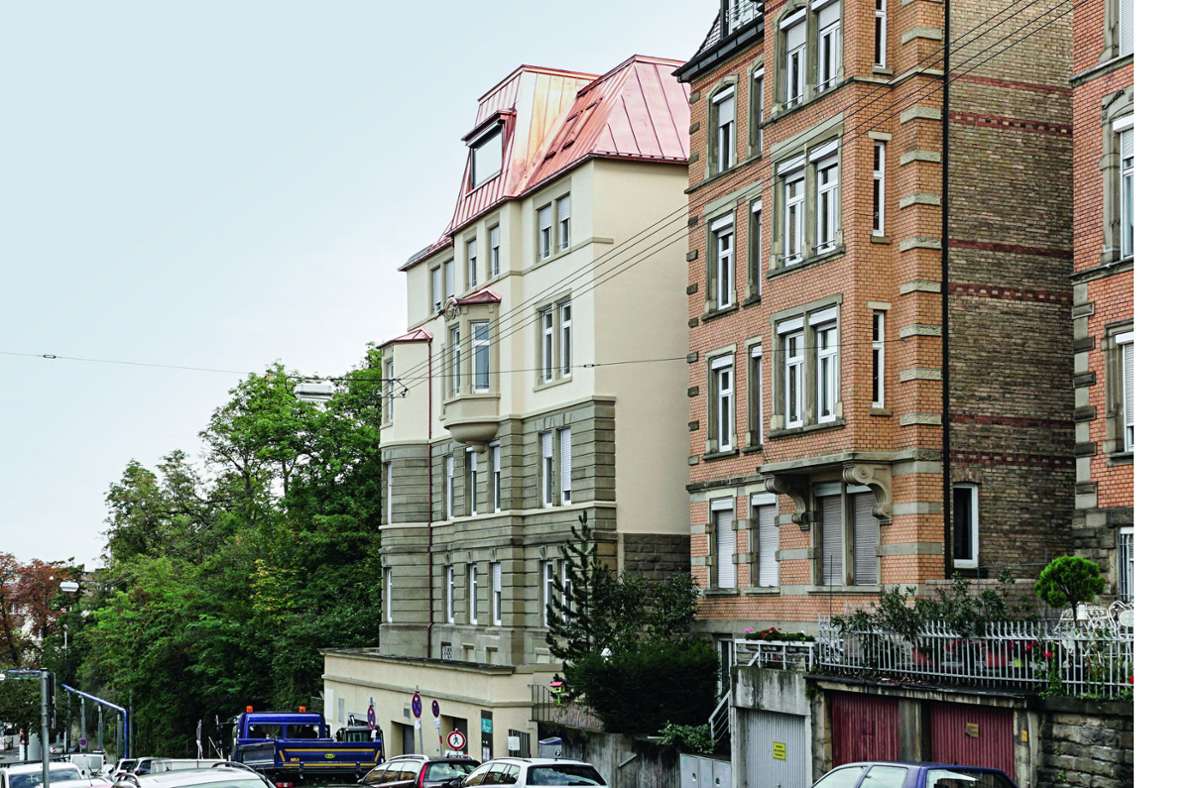 Ein auffälliges Dach aus Kupfer leuchtet im Stuttgarter Kernerviertel. In prominenter Nachbarschaft zur Staatsgalerie und der John-Cranko-Schule wurde ein Wohngebäude aus der Gründerzeit mit einer Aufstockung der etwas anderen Art zu einem eindrucksvollen Beispiel für Nachverdichtung im städtischen Raum.