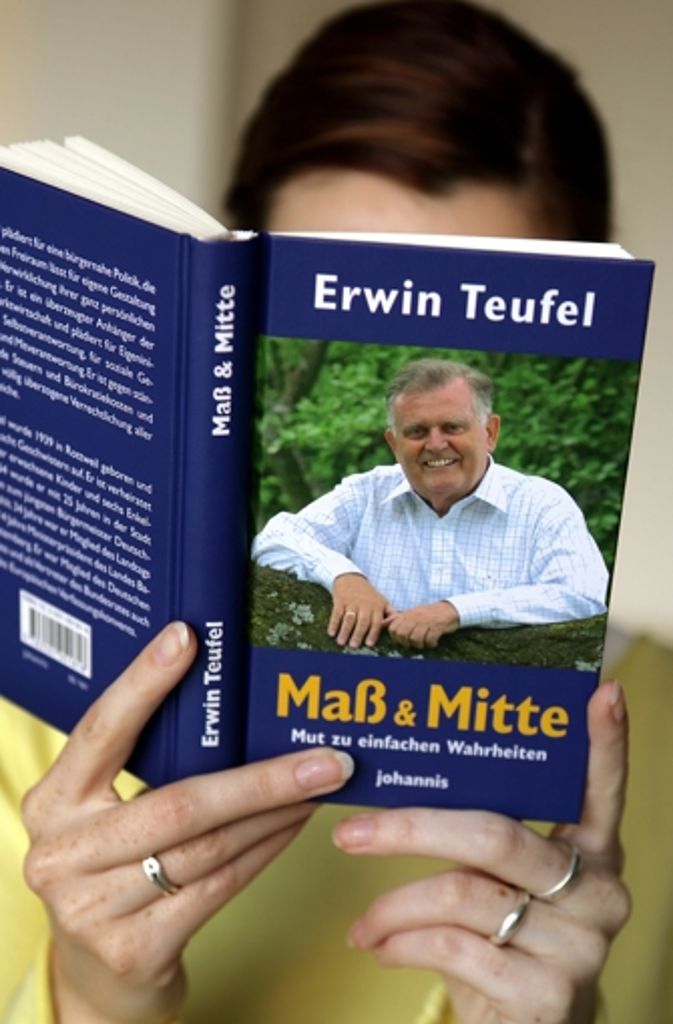 Außerdem verfasst Erwin Teufel mehrere Bücher, „Maß & Mitte“ beispielsweise.