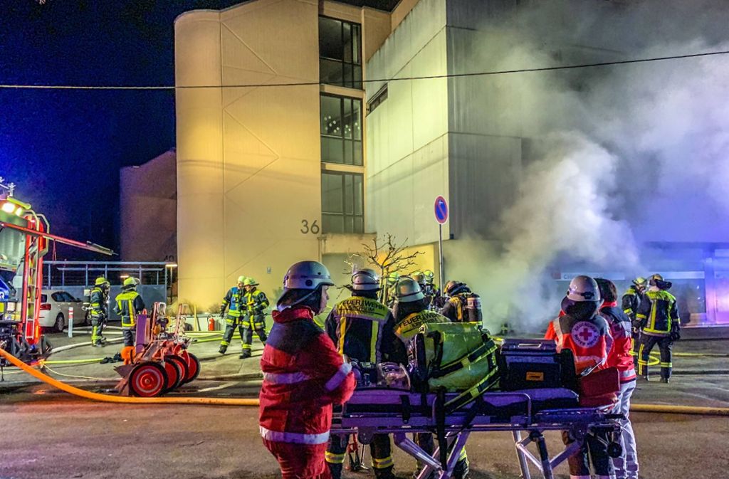 Als die Feuerwehr eintraf, trat schon dichter Rauch aus dem Gebäude.