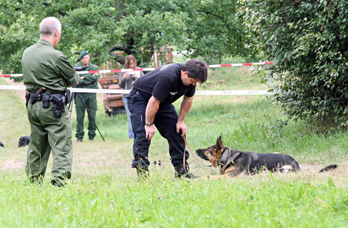 Ein Polizeihund hilft im August 2007 bei der Spurensuche.