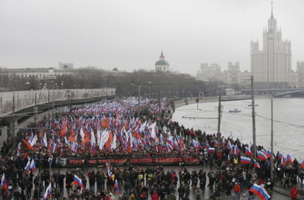 Nachdem am Freitagabend der Kremlkritiker Boris Nemzow auf offener Straße erschossen wurde, haben sich am Sonntag Zehntausende in Moskau zu einem Trauermarsch versammelt.