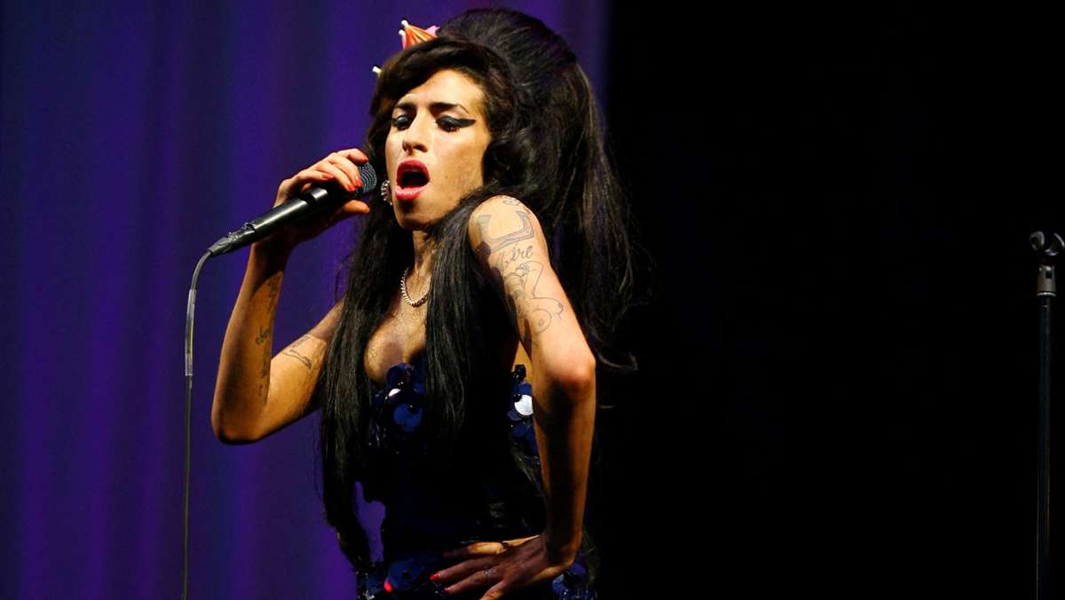  Amy Winehouse, die Musikerin mit der beeindruckenden Stimme und der Bienenkorbfrisur, starb am 23. Juli 2011 an einer Alkoholvergiftung. Zehn Jahre später gedenken viele Briten der Sängerin. 