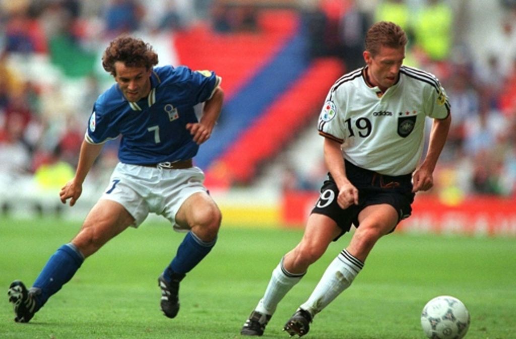Das nächste Pflichtspiel war bei der Europameisterschaft 1996. Das Spiel in der Gruppenphase ging 0:0 aus. Thomas Strunz entwischt hier Italiens Roberto Donadoni.