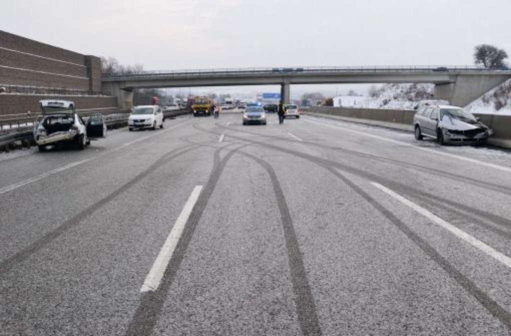 Bei einem Glatteisunfall aus der Autobahn 6 bei Sinsheim sind am Sonntag zwei Fahrzeuge in die Leitplanken gerutscht.