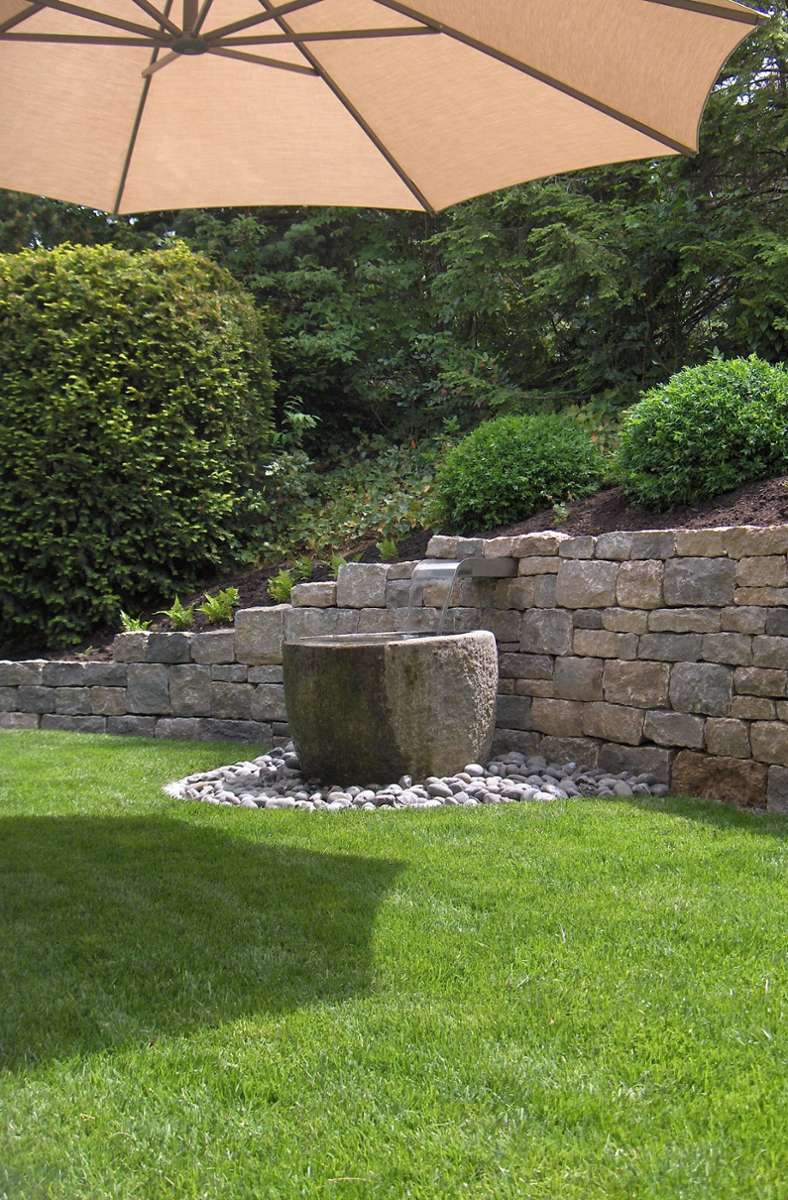 Eine Trockenmauer ist eine besondere Komponente im Garten.