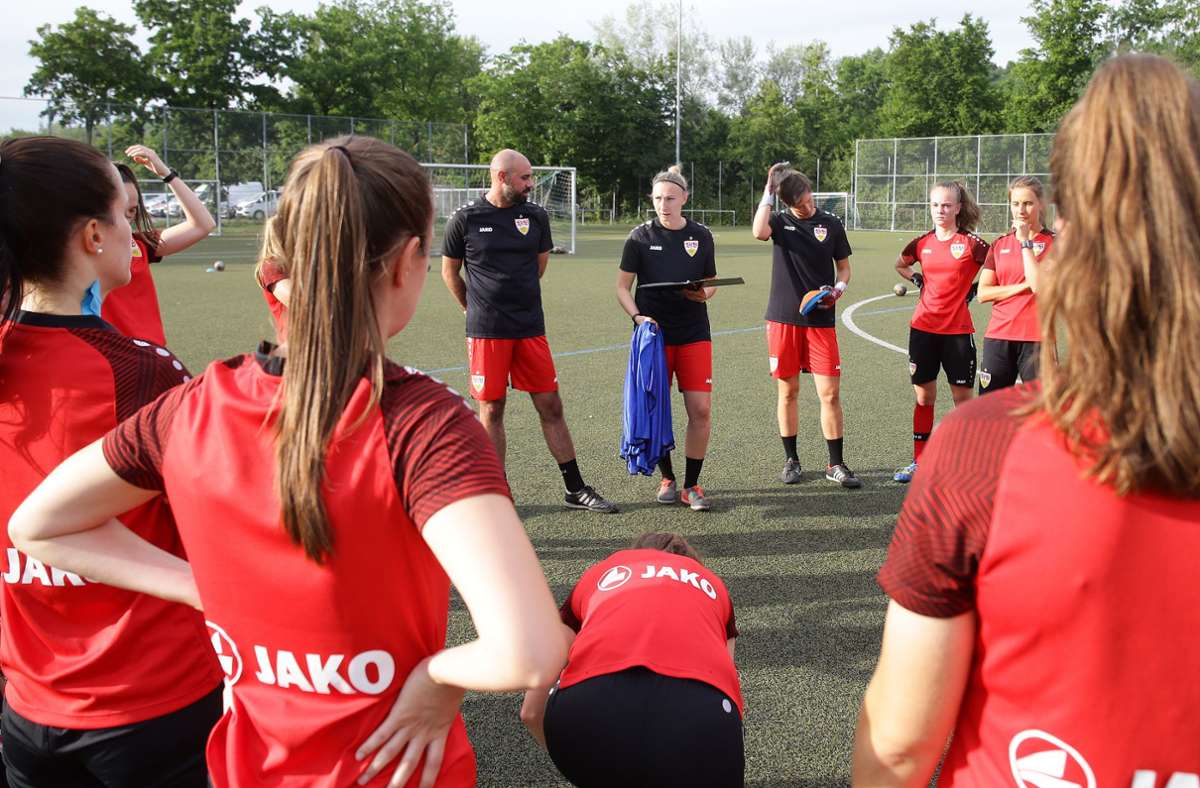 Historischer Tag für den VfB Stuttgart. Am 6. Juli nimmt erstmals eine Frauenmannschaft der Weiß-Roten die Vorbereitung auf eine Saison auf.