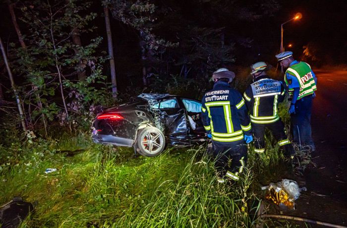 Unfall am Frauenkopf in Stuttgart: AMG prallt gegen Mast: Drei junge Männer schwer verletzt