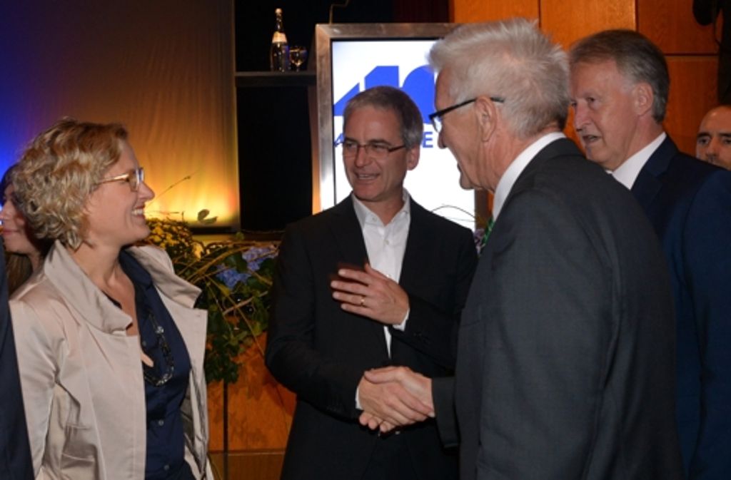 Ministerpräsident Winfried Kretschmann mit Erster Bürgermeisterin Eva Noller und OB Roland Klenk (rechts)