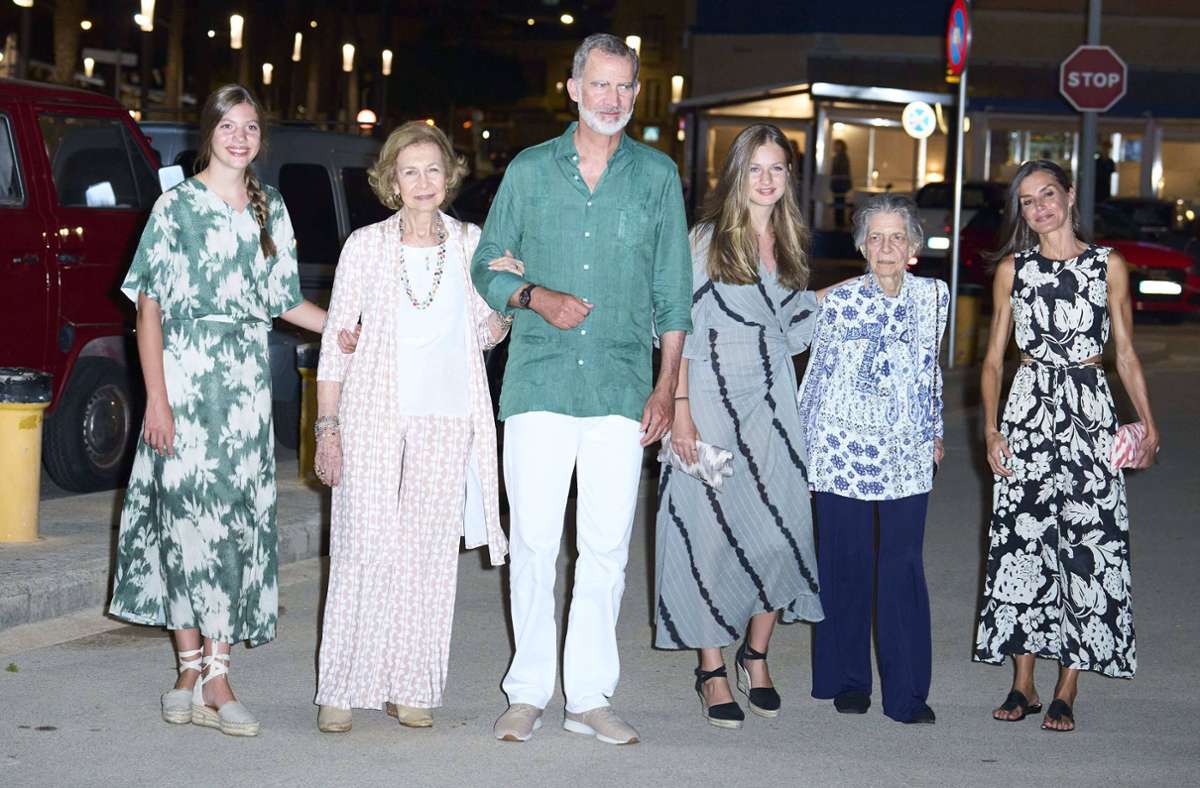 Königin Letizia, die Töchter Leonor und Sofia sowie König Felipe und seine Mutter eingehakt am Arm Sophia von Griechenland. Die zweite Dame von rechts ist Irene von Griechenland. Das Foto entstand beim Verlassen des Ola-de-Mar-Restaurants in Palma de Mallorca.