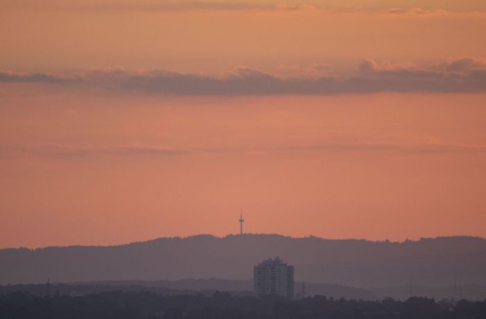 Sonnenaufgang in Stuttgart: Himmel leuchtet in rötlichen Farben