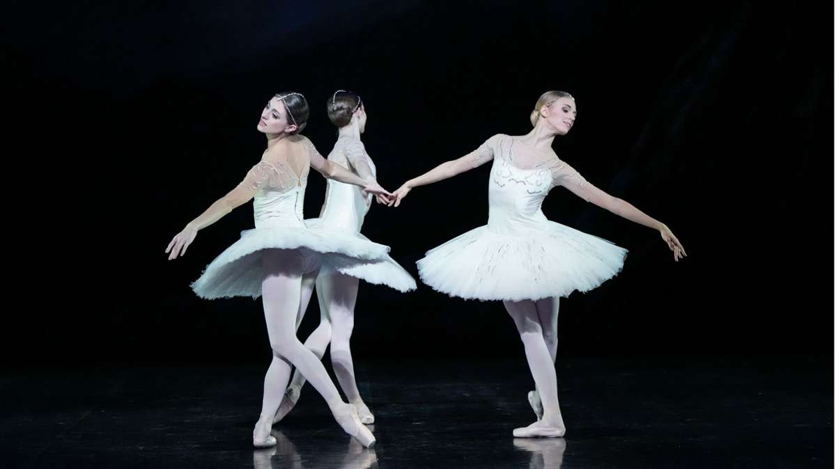 Daiana Ruiz, Abigail Willson-Heisel, Veronika Verterich tanzen die Variationen im „Bayadère“-Auszug „Das Königreich der Schatten“.