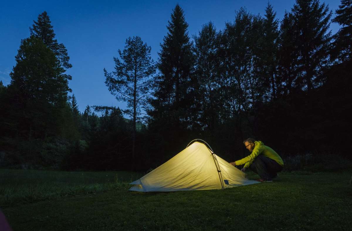 Zelten im Wald ist normalerweise verboten. Eine Ausnahme sind die Trekkingcamps im Schwarzwald, in denen man legal sein Zelt aufschlagen kann. Die Plätze sind mit einer Feuerstelle und einer Komposttoilette ausgestattet, alles andere muss man mitbringen.