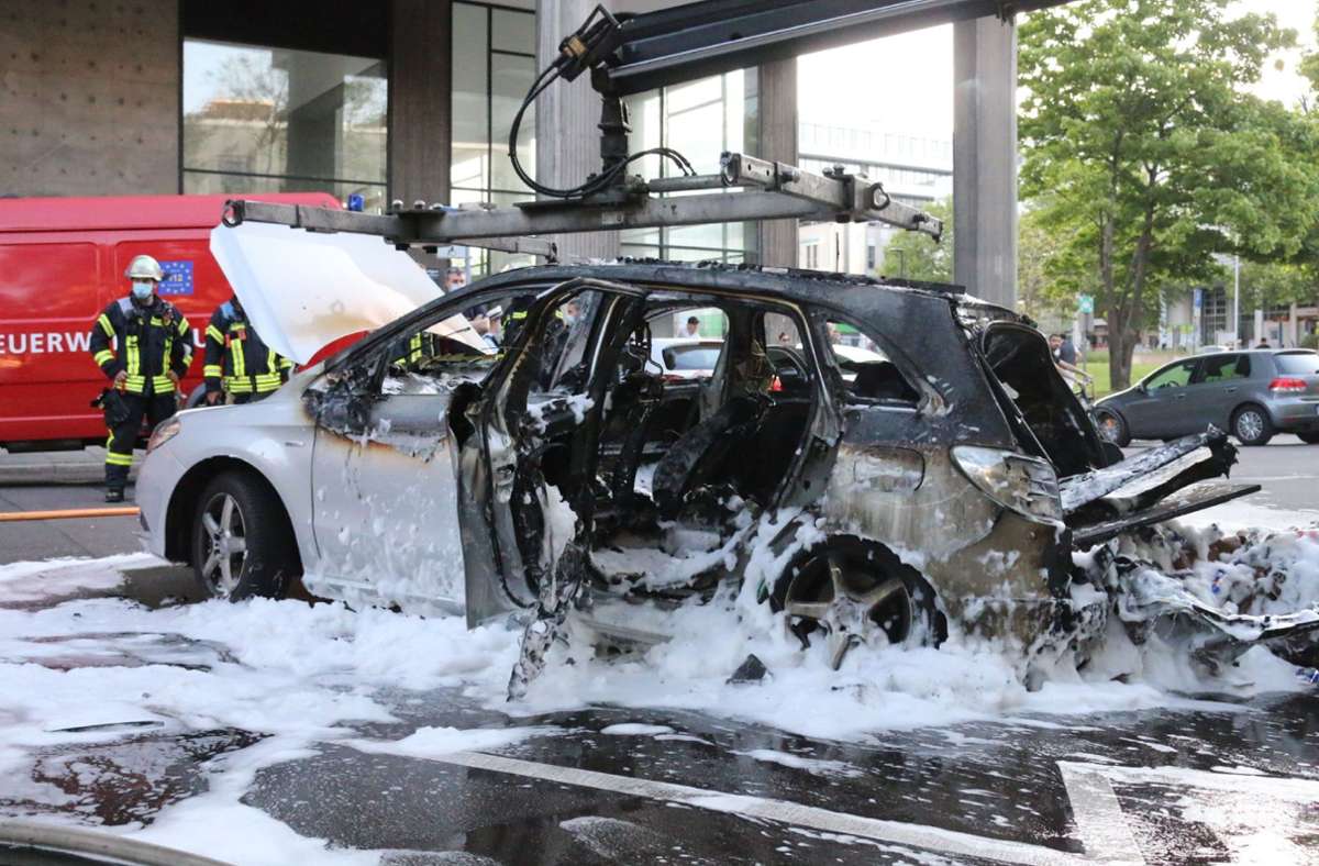 Der Mercedes geriet in der Keplerstraße in Brand.