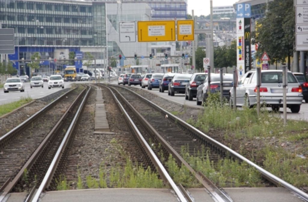 Der mobile Mensch ist ständig unterwegs. Der Traum, schnell am Ziel zu sein, prallt auf die harte Realität des oftmals zäh fließenden Verkehrs auf der Stuttgarter Hauptverkehrsader.