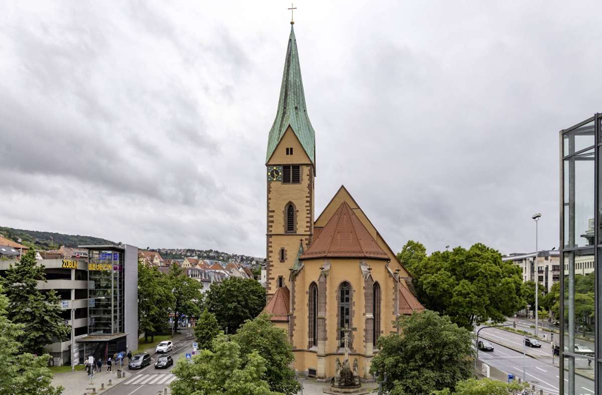 Einen Vorläufer der Leonhardskirche gab es schon um 1338 an gleicher Stelle. 1408 wurde dieses Kirchgebäude ausgebaut – von Hänslin Jörg, dem Vater des berühmten Stuttgarter Baumeisters Aberlin Jörg. Der Sohn verewigte sich von 1463 bis 1466 an der Leonhardskirche und entwarf ein neues Langhaus und Chorgewölbe.