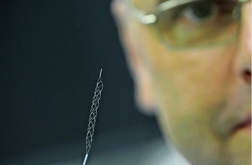 Ein sogenannter Stent-Retriever ermöglicht es dem Neuroradiologen  Bernd Tomandl, ein Blutgerinnsel aus einem großen Hirngefäß zu entfernen. Foto: Christophsbad