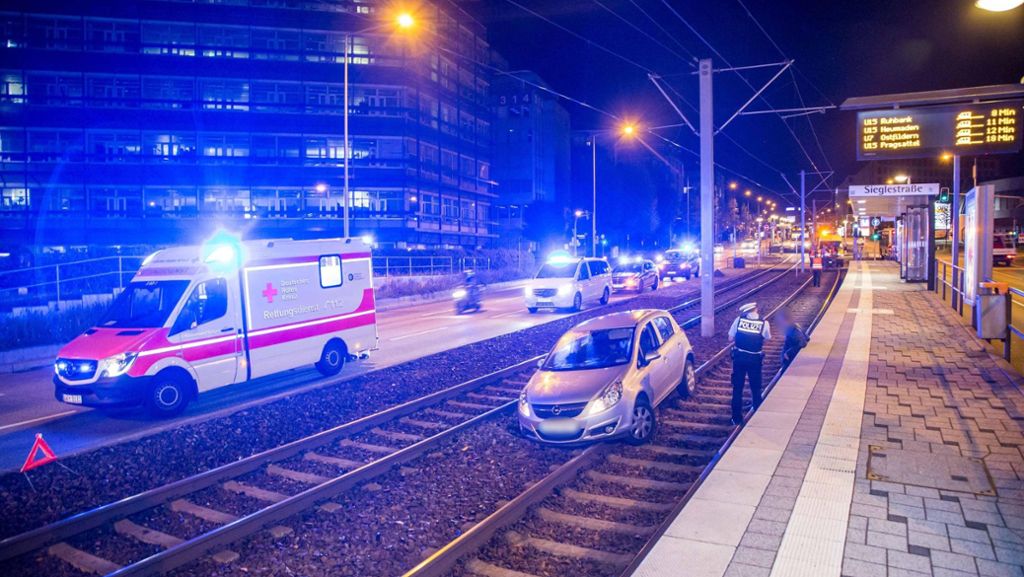 Promillesünder stoppt Stadtbahn in Stuttgart: Autofahrer mit über zwei Promille ins Gleisbett