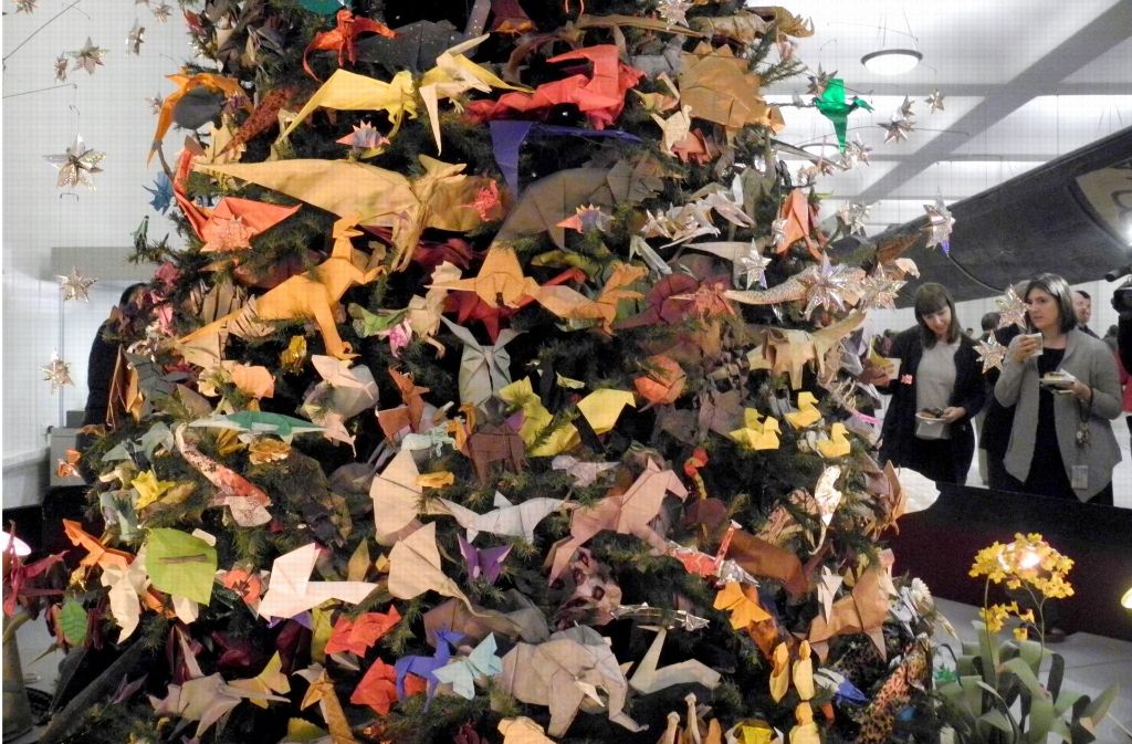Über Tausend kleine Origami-Kunstwerke schmücken den ausgefallenen Weihnachtsbaum im New Yorker Naturkundemuseum.