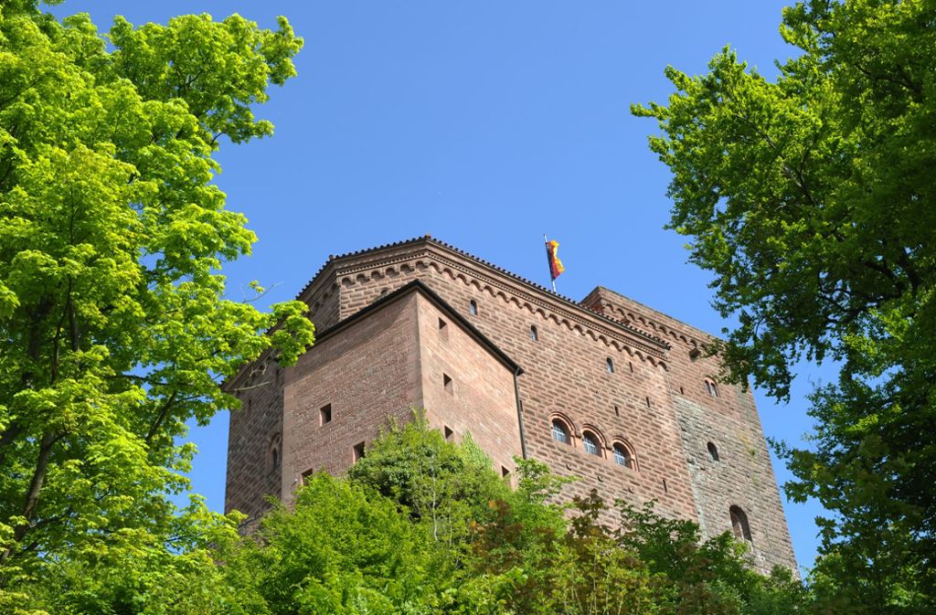 Ein lohnendes Wanderziel: die Burg Trifels in Annweiler. Foto: dpa