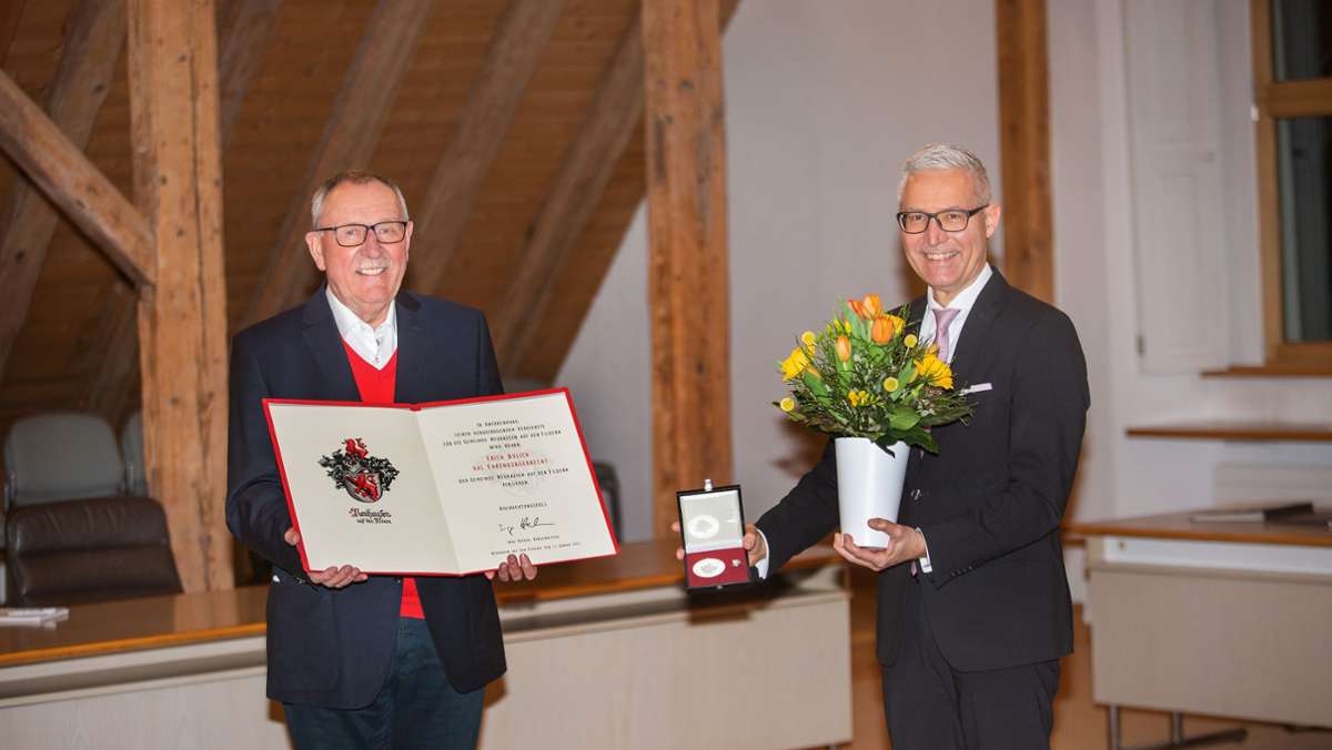  Mit der Ehrenbürgerschaft hat die Gemeinde Neuhausen den Kreisrat Erich Bolich ausgezeichnet. Der SPD-Politiker saß 45 Jahre lang im Gemeinderat. 