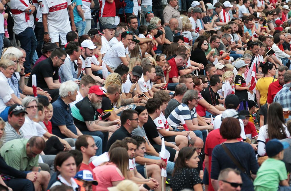 Mehrere tausend Fans halten dem VfB die Treue und beobachten das Training.