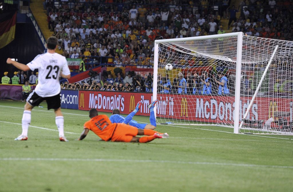 Bei der EM 2012 erwischt Mario Gomez einen Start nach Maß und trifft gegen die Niederlande. Am Ende verläuft das Turnier aber nicht nach Wunsch. Das Team scheidet nach der Niederlage gegen Italien aus.
