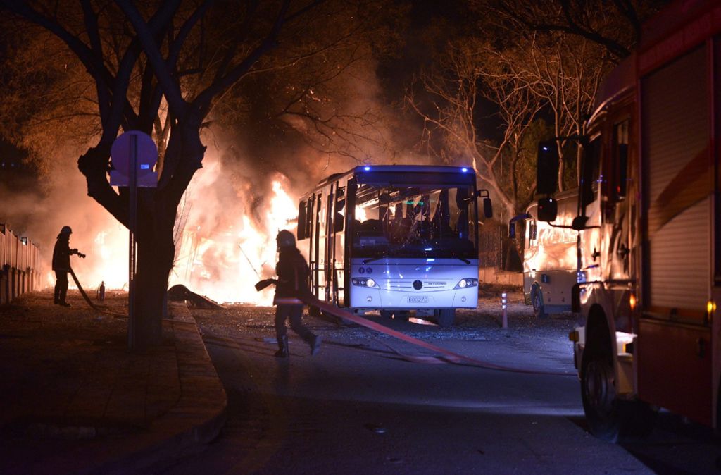 Ein Armeebus brennt nach der Explosion.