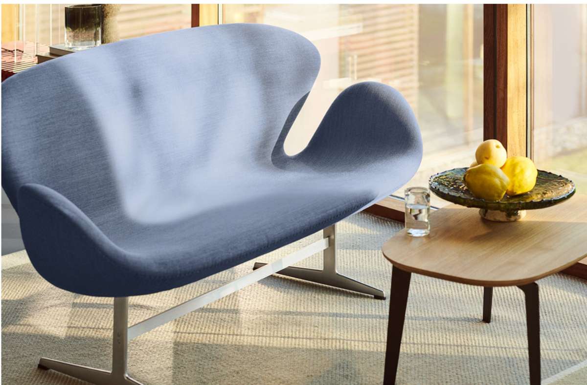 Organische Formen sind auch ein Midcentury-Merkmal. Nicht nur Finn Juhl, auch Arne Jacobsen ließ sich von der Natur- und Tierwelt inspirieren, wie das Sofa „Swan“, hergestellt von Fritz Hansen, zeigt. Die hochwertigen und bequemen Möbel sind wertstabil auch beim Wiederverkauf.