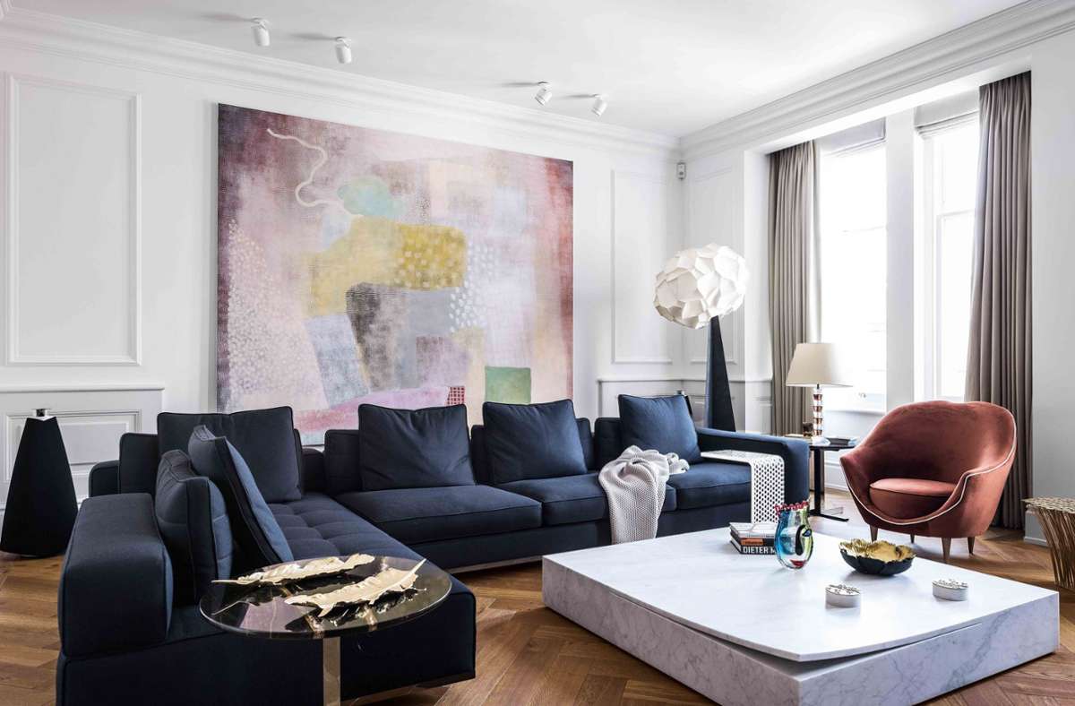Kunst an der Wand – und jede Menge Platz für viele Gäste der aus München stammenden Bauherren: behaglicher Wohnraum in einem Apartment in Kensington, London, gestaltet von Elias Kronberger und Josef Eham.
