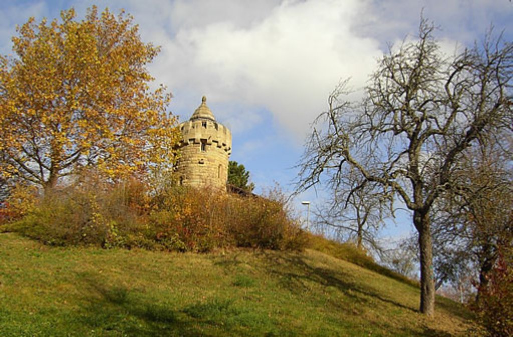 Ebenfalls im Stuttgarter Norden reckt sich der kleinere Kriegsbergturm gen Himmel. In den Jahren 1894/95 wurde der Aussichtsturm von Baurat Weigle für den Verschönerungsverein Stuttgart erbaut. 111 Meter über dem Stuttgarter Kessel bietet der Turm einen herrlichen Ausblick über die Stadtmitte, aber auch zu den umliegenden Höhenzügen des Schwäbischen Waldes, Schurwaldes sowie Remstal und Neckartal.