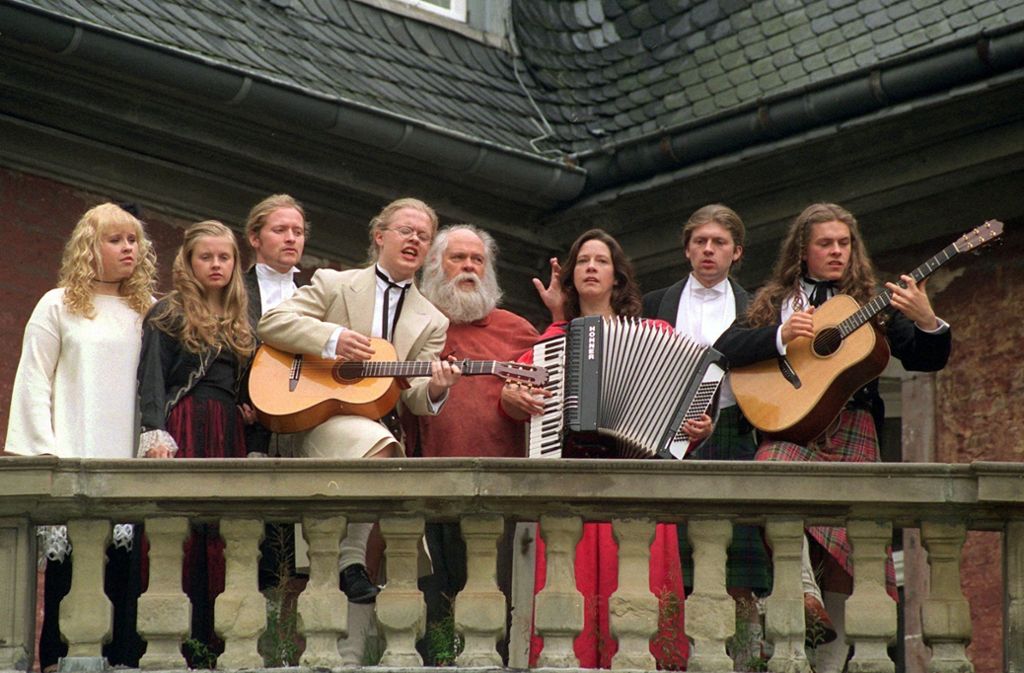Ein Teil der Kelly Family auf dem einstigen Familiensitz Schloss Gymnich im Erftkreis – unter anderem Barby Kelly (45, zweite von links). Sie spielte in der Band Percussion und Gitarre. Im Jahr 2000 zog sie sich aus der Öffentlichkeit zurück.