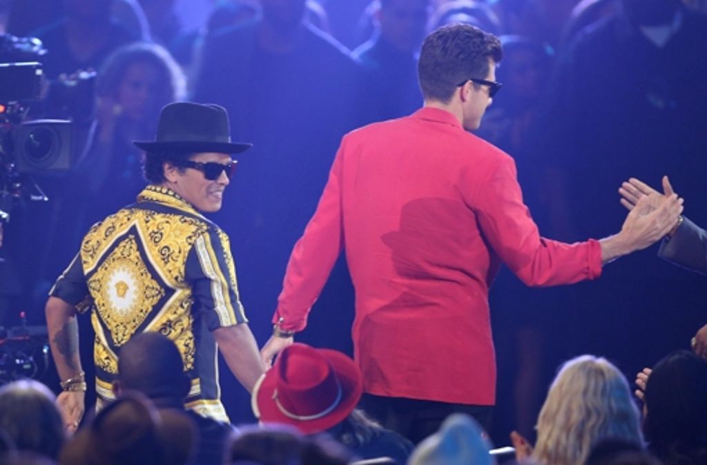 Sänger Bruno Mars (links) und Produzent Mark Ronson erhielten einen Preis für ihr Video zum Ohrwurmsong „Uptown Funk“.